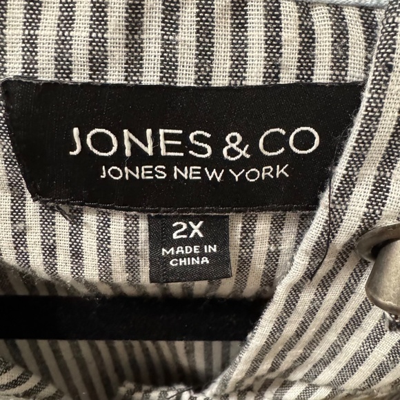 Jones & Co Linen Button-Up with Hood - Picture 3 of 3